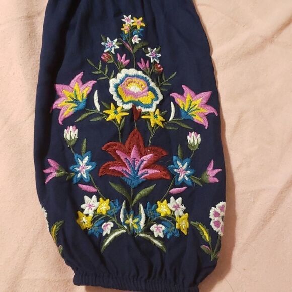 ❤ 3/$20 Old Navy embroidered peasant shirt - Picture 3 of 7